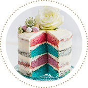 Vierschichtiger Rainbow Cake mit weissem Zuckerguss, Ostereiern und Blumendeko (angeschnitten) Bildnummer 11506903